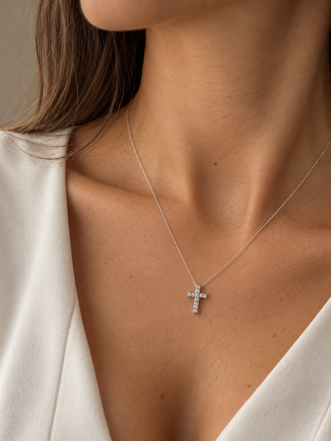 Croce in oro bianco e brillanti