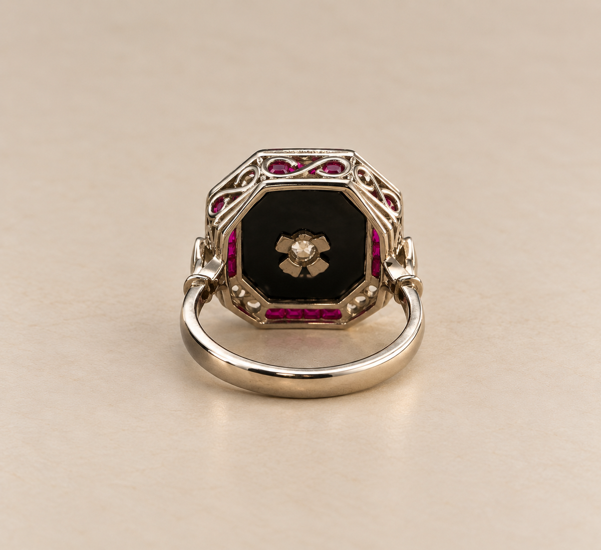 Anello art Déco con onice e rubini