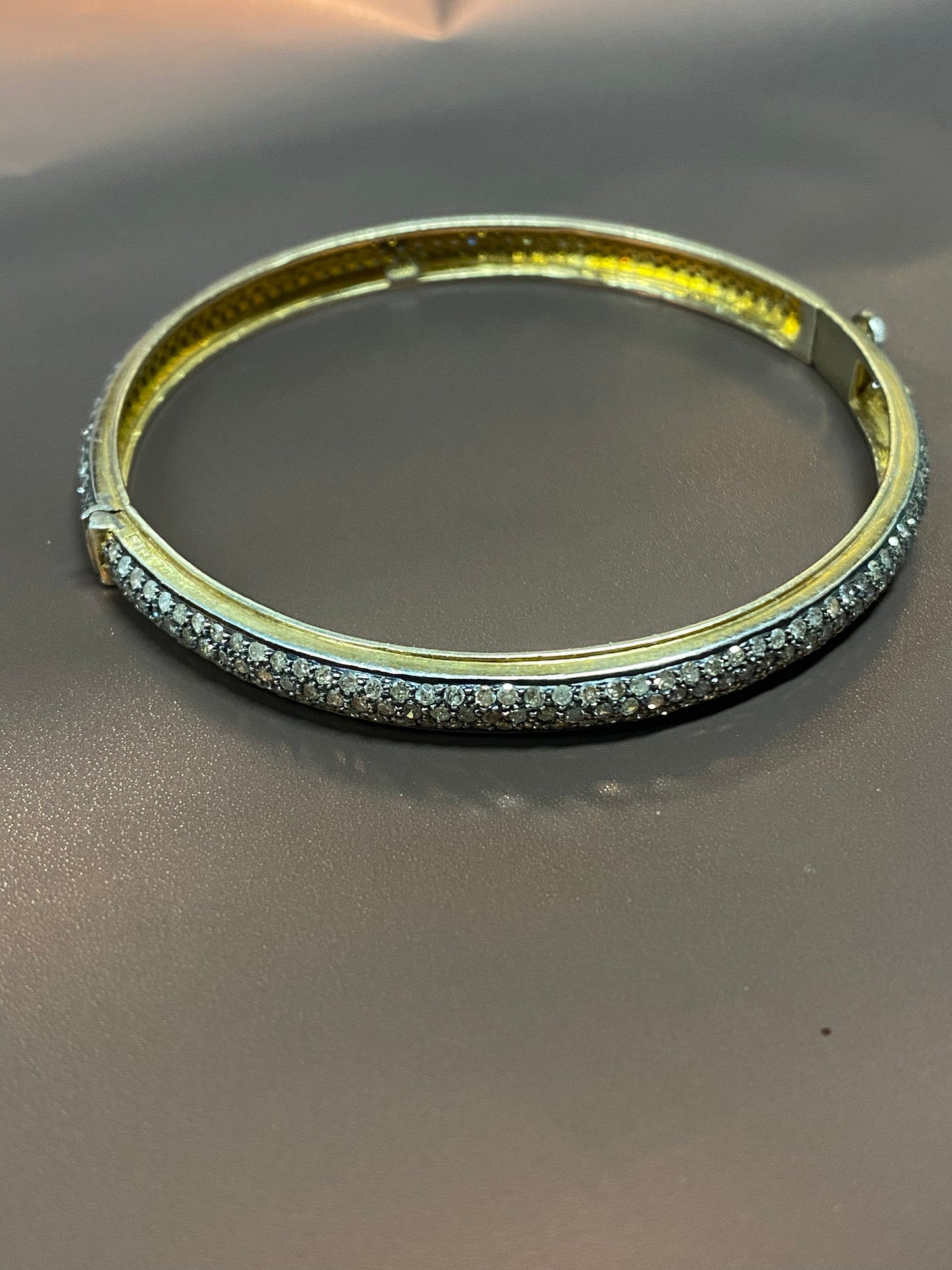 Bracciale bangle con diamanti