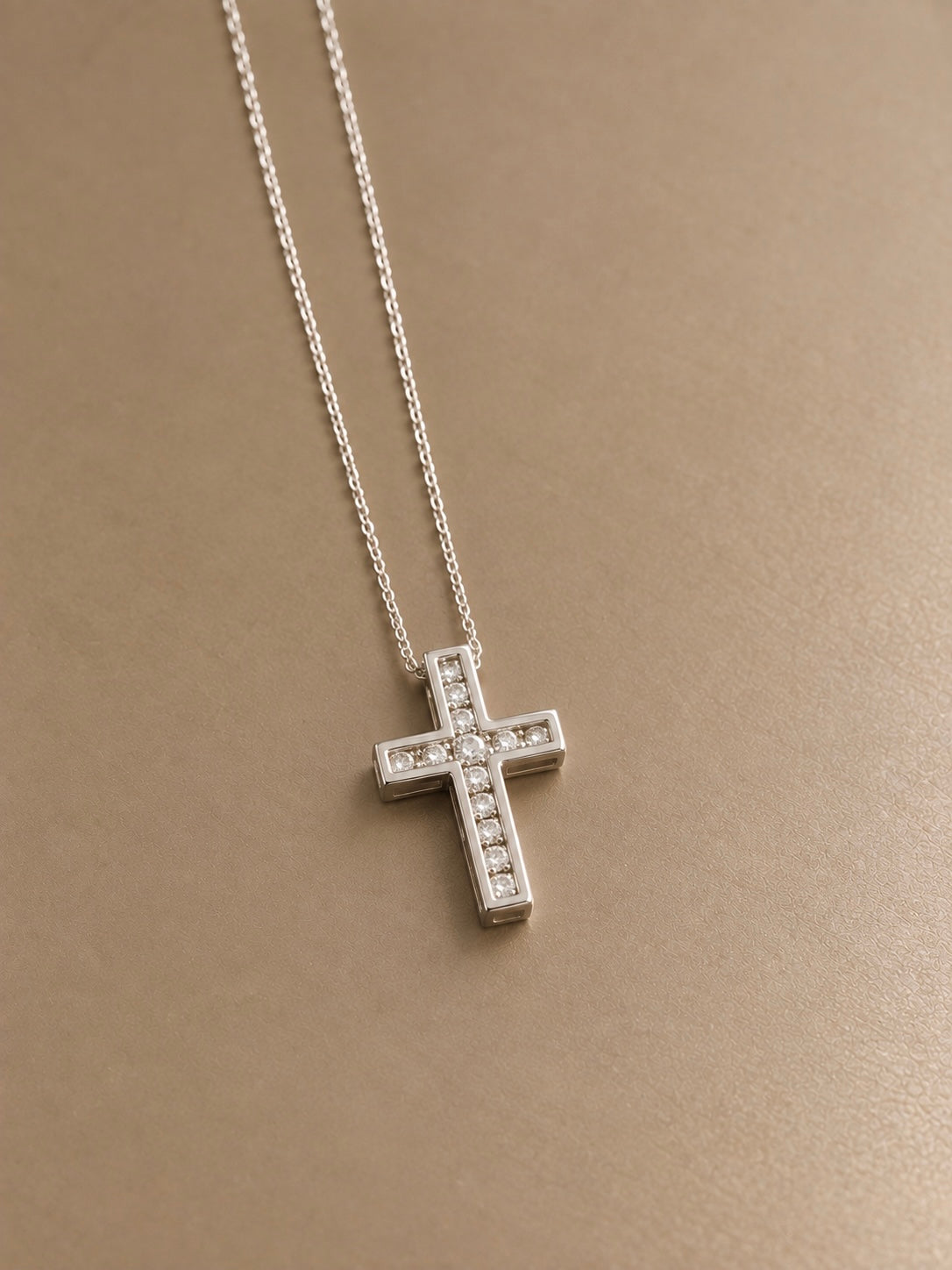 Croce in oro bianco e brillanti