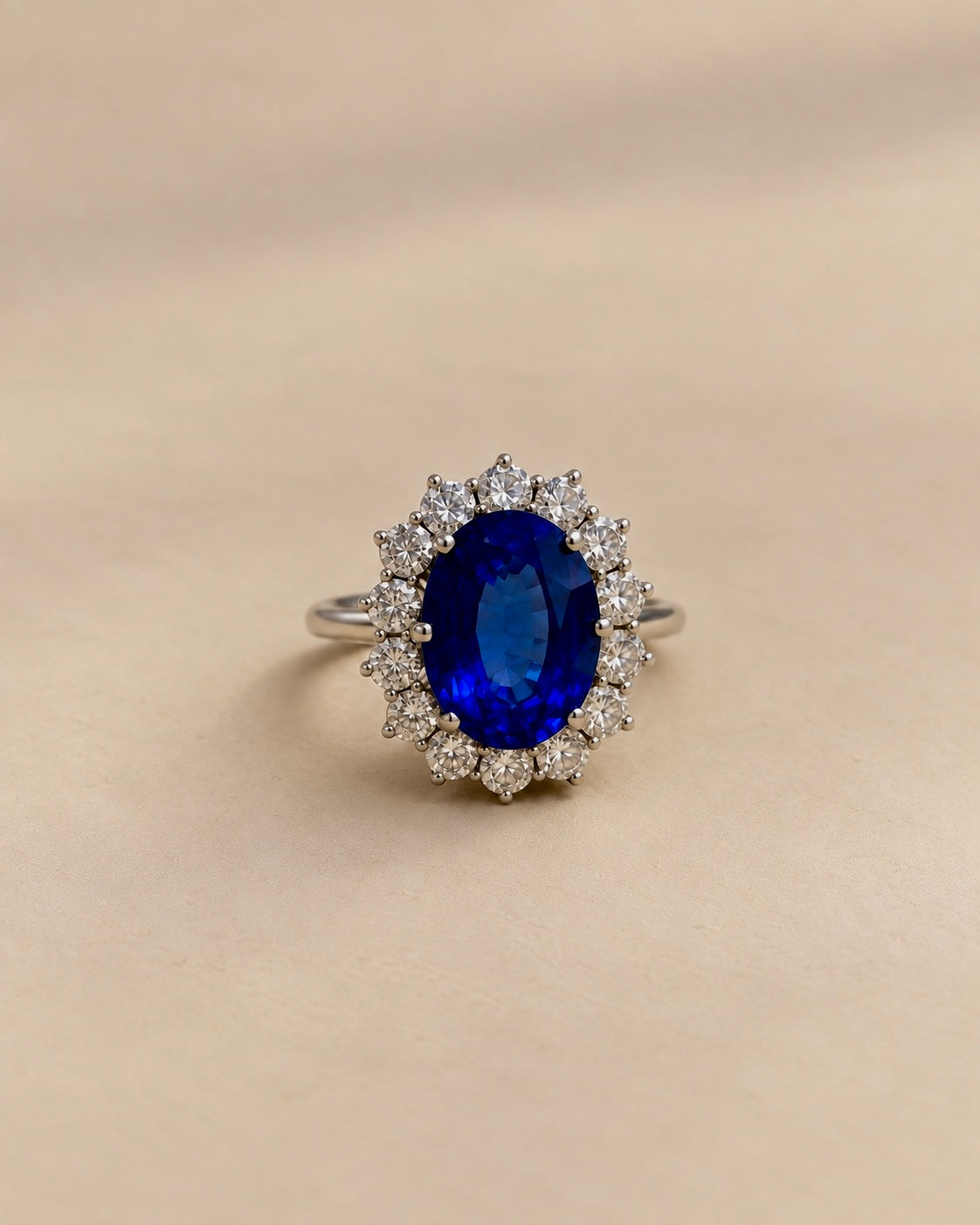Anello con zaffiro e diamanti