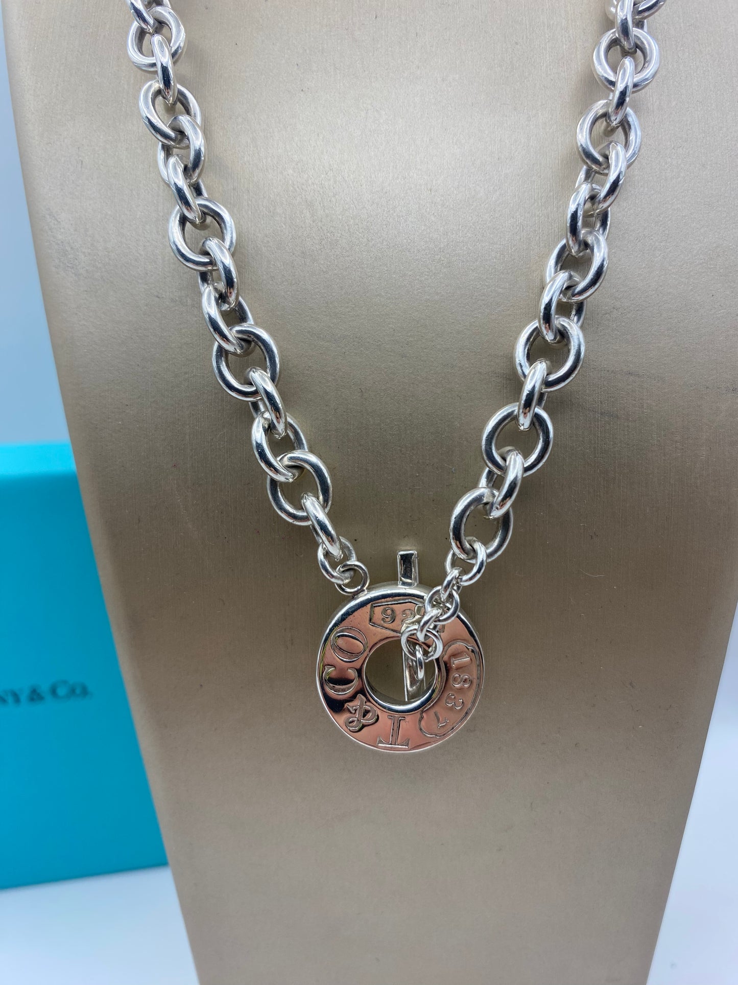 Collana a maniglia Tiffany e Co con chiusura toggle
