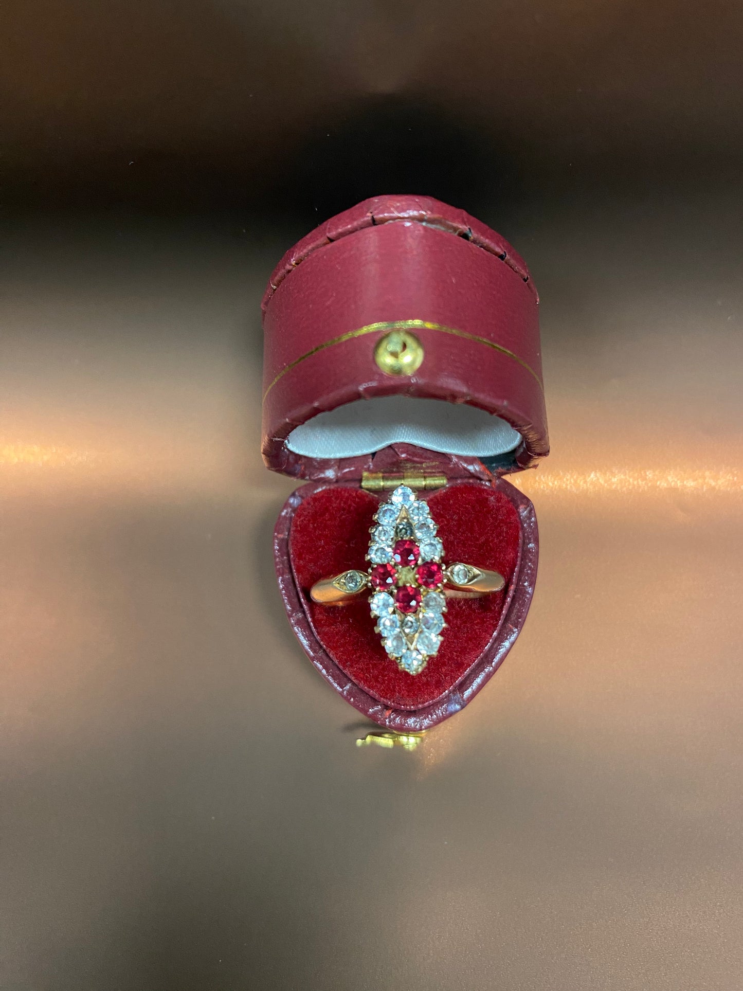 Anello Vittoriano forma marquise