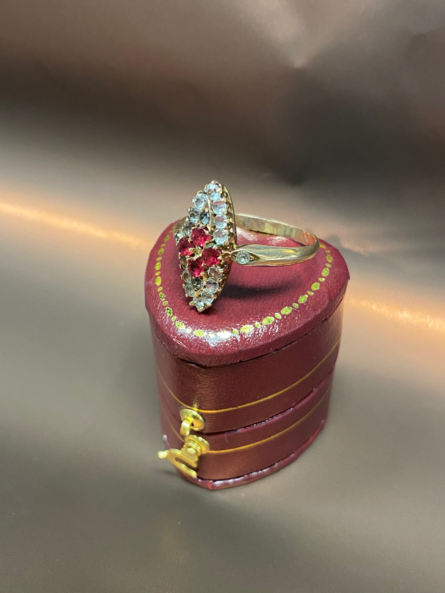 Anello Vittoriano forma marquise
