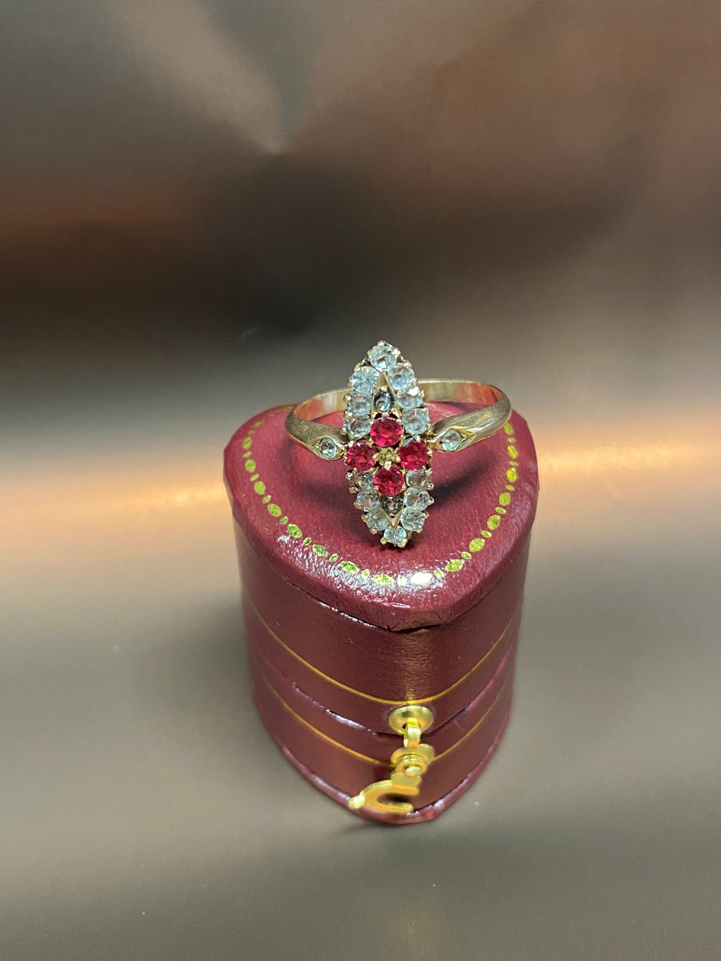 Anello Vittoriano forma marquise