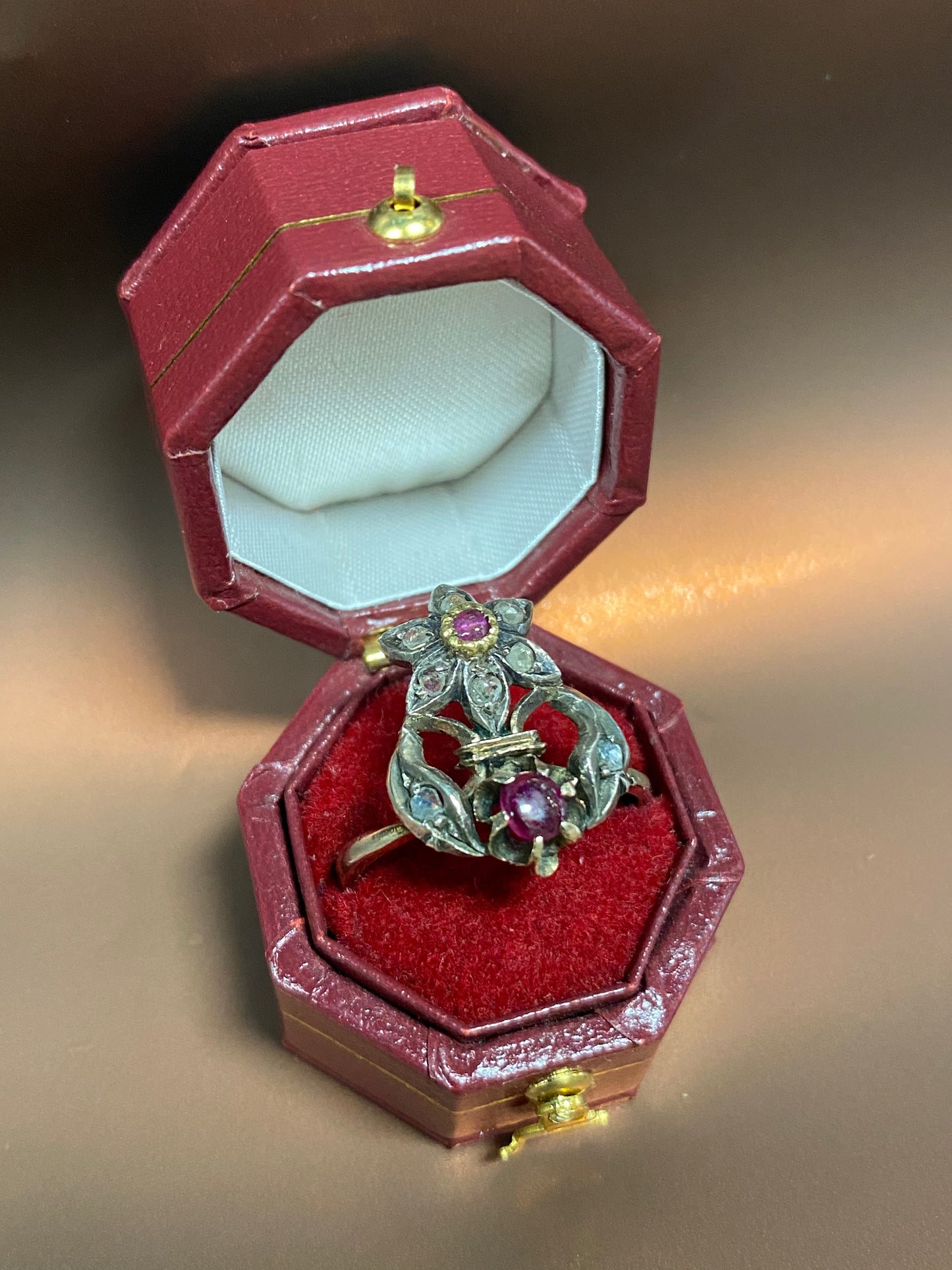 Anello vittoriano con rubini