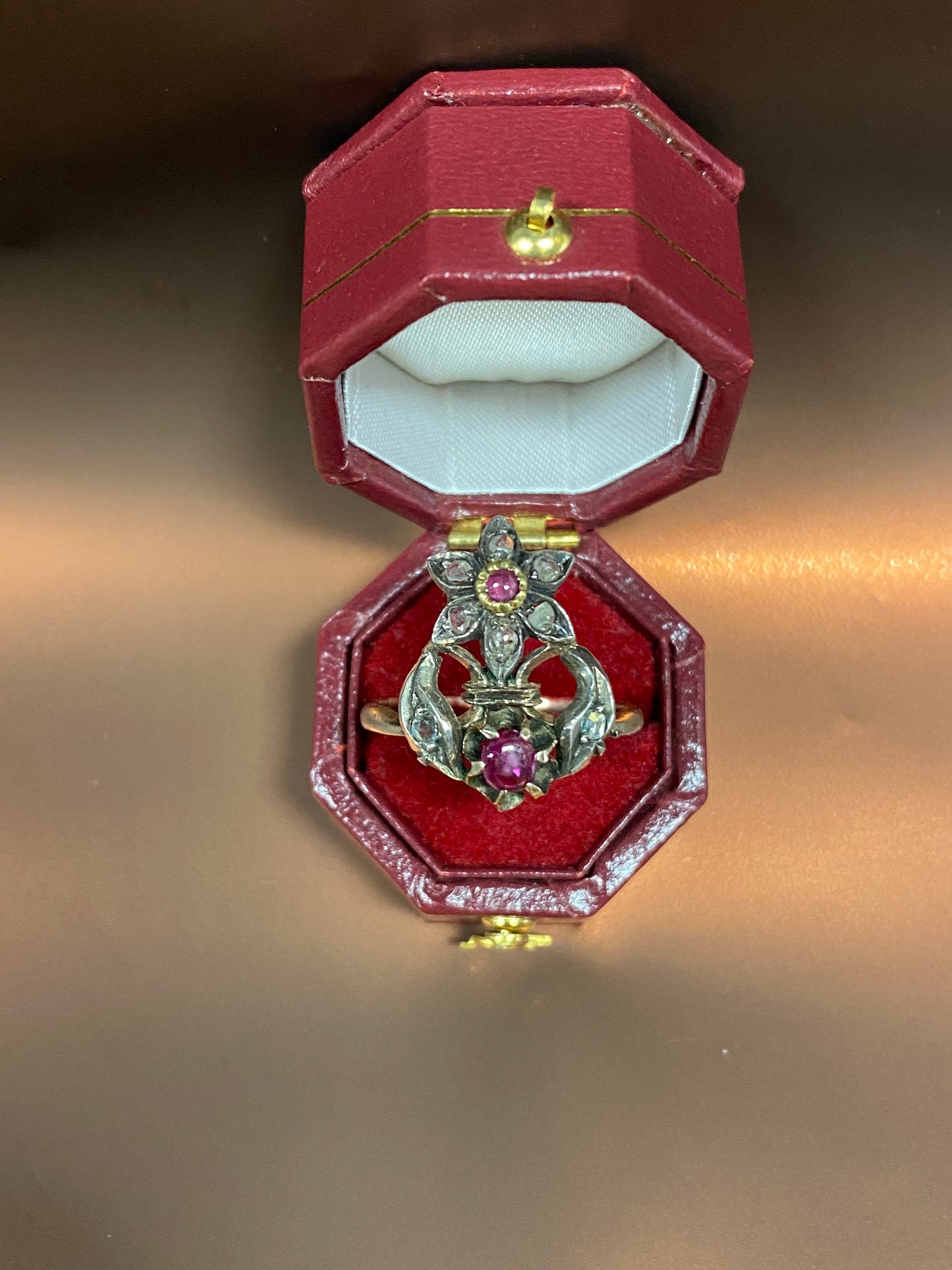 Anello vittoriano con rubini