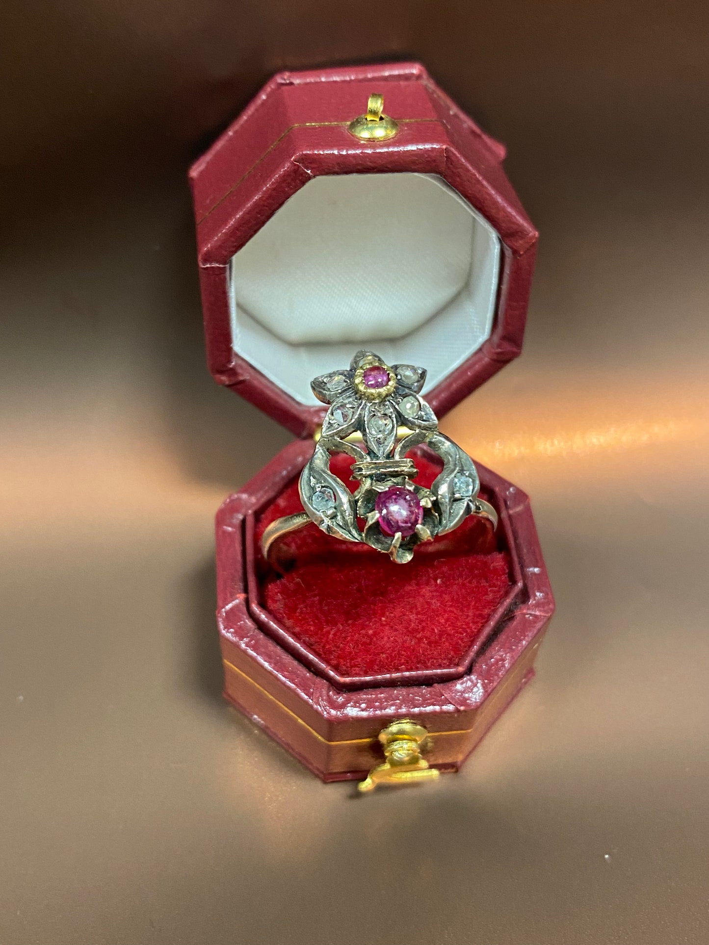 Anello vittoriano con rubini