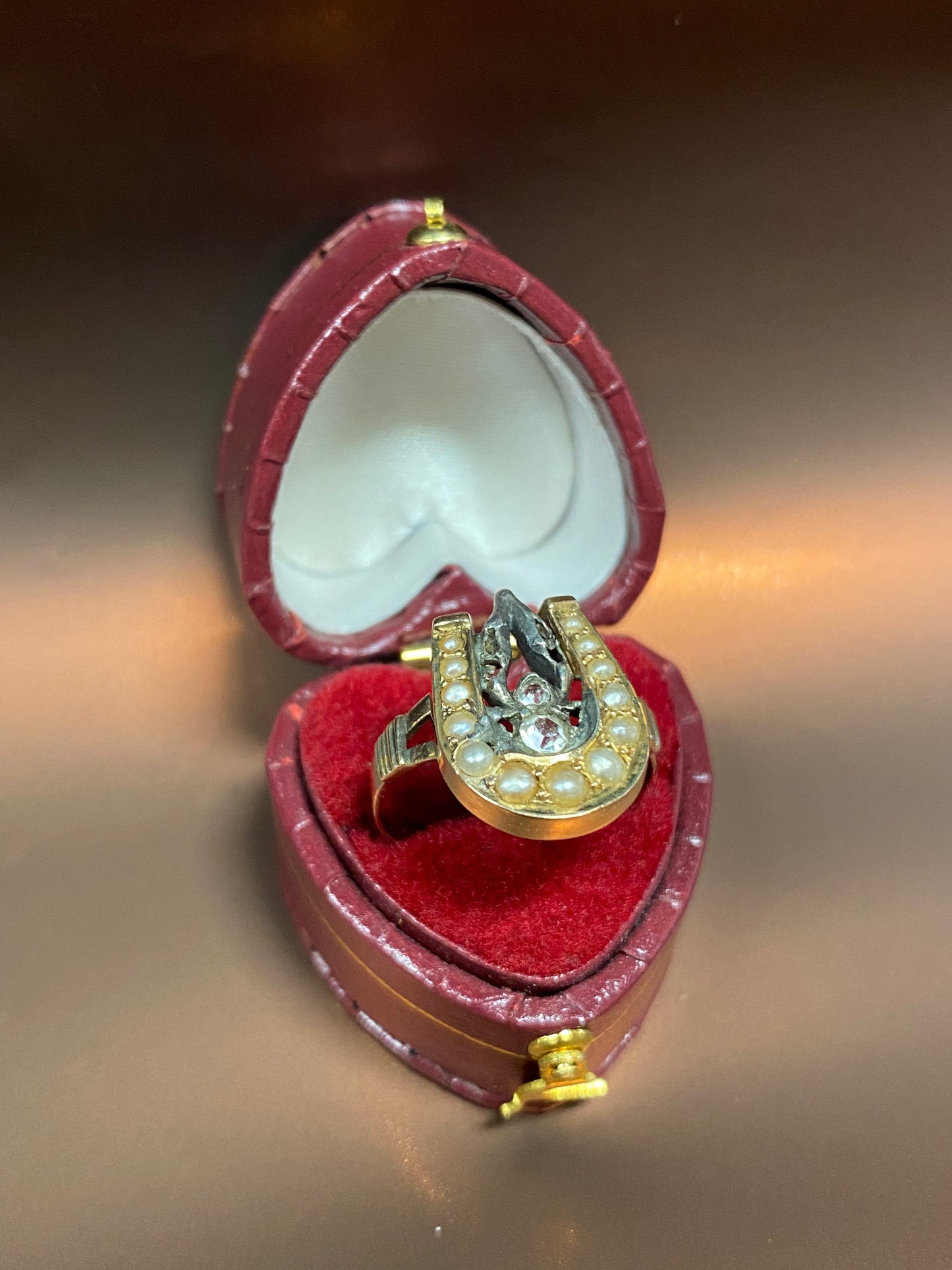 Anello vittoriano con perle naturali