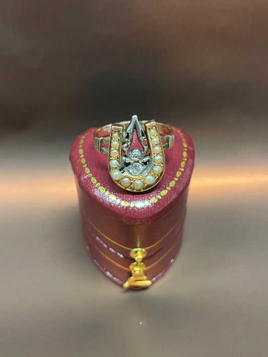 Anello vittoriano con perle naturali