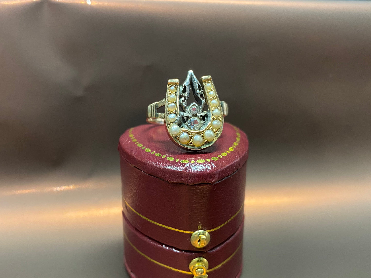 Anello vittoriano con perle naturali