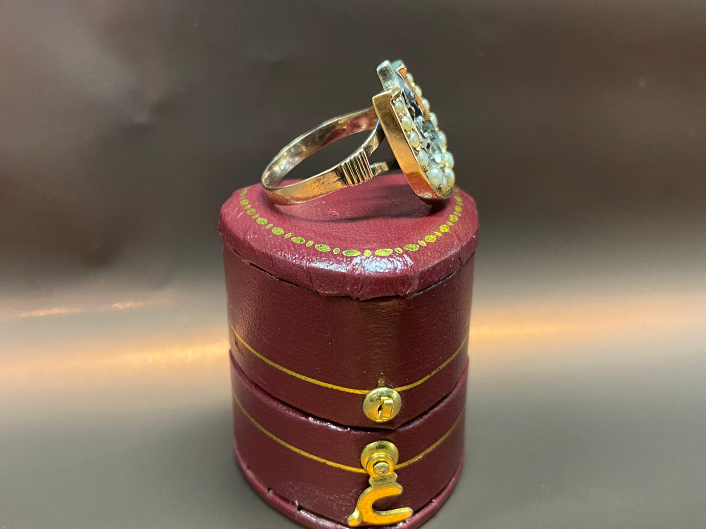 Anello vittoriano con perle naturali