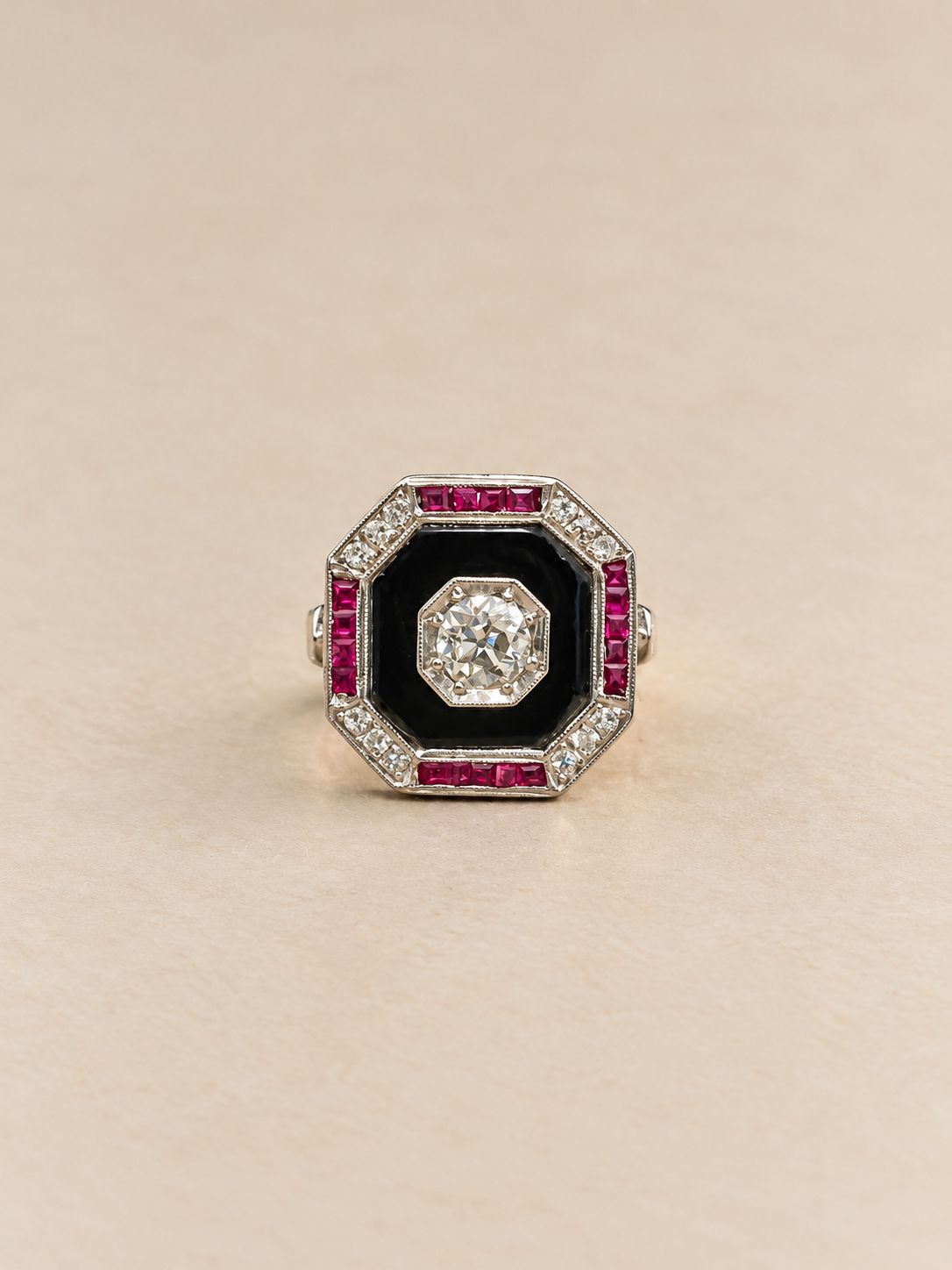Anello art Déco con onice e rubini