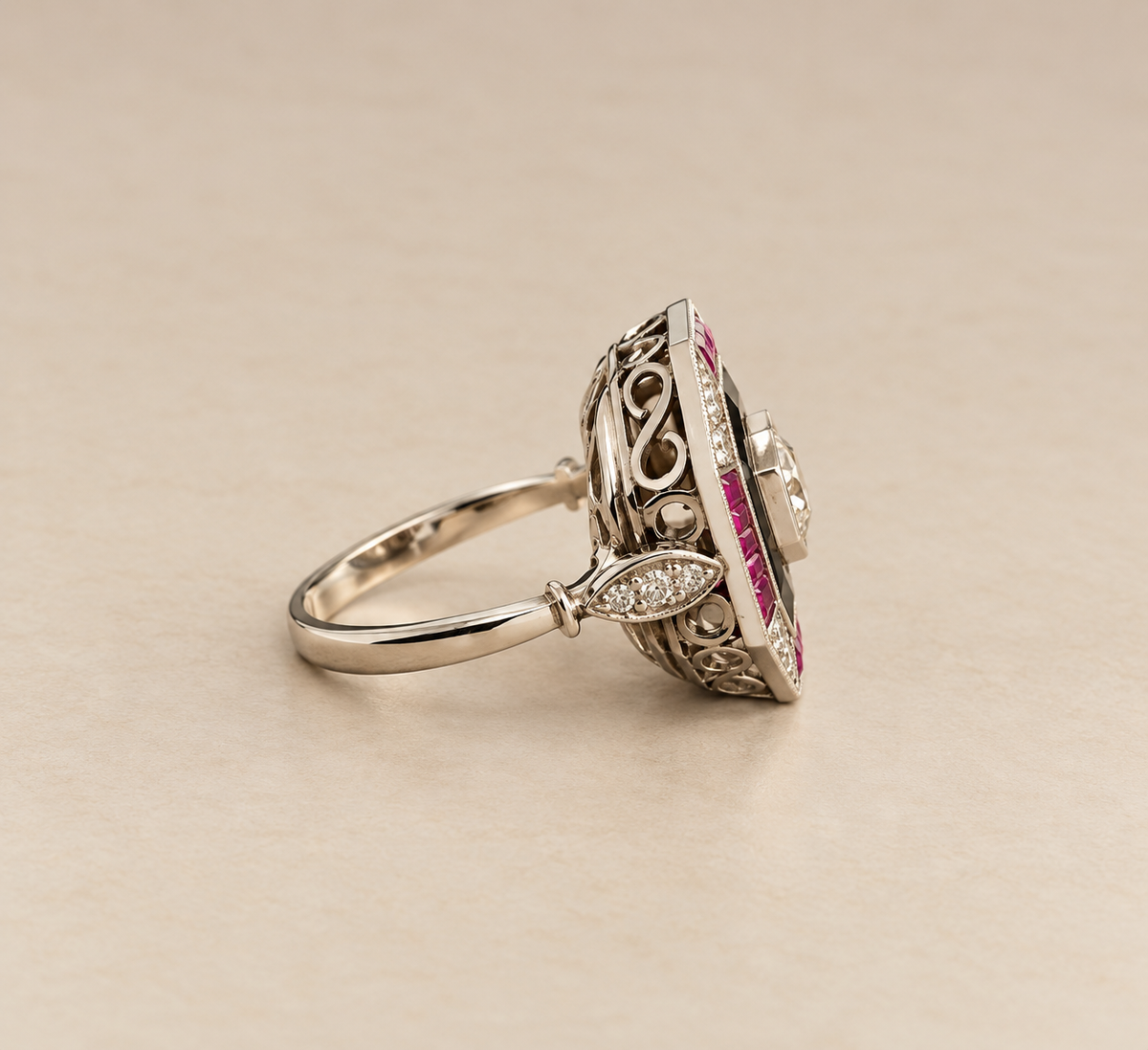 Anello art Déco con onice e rubini
