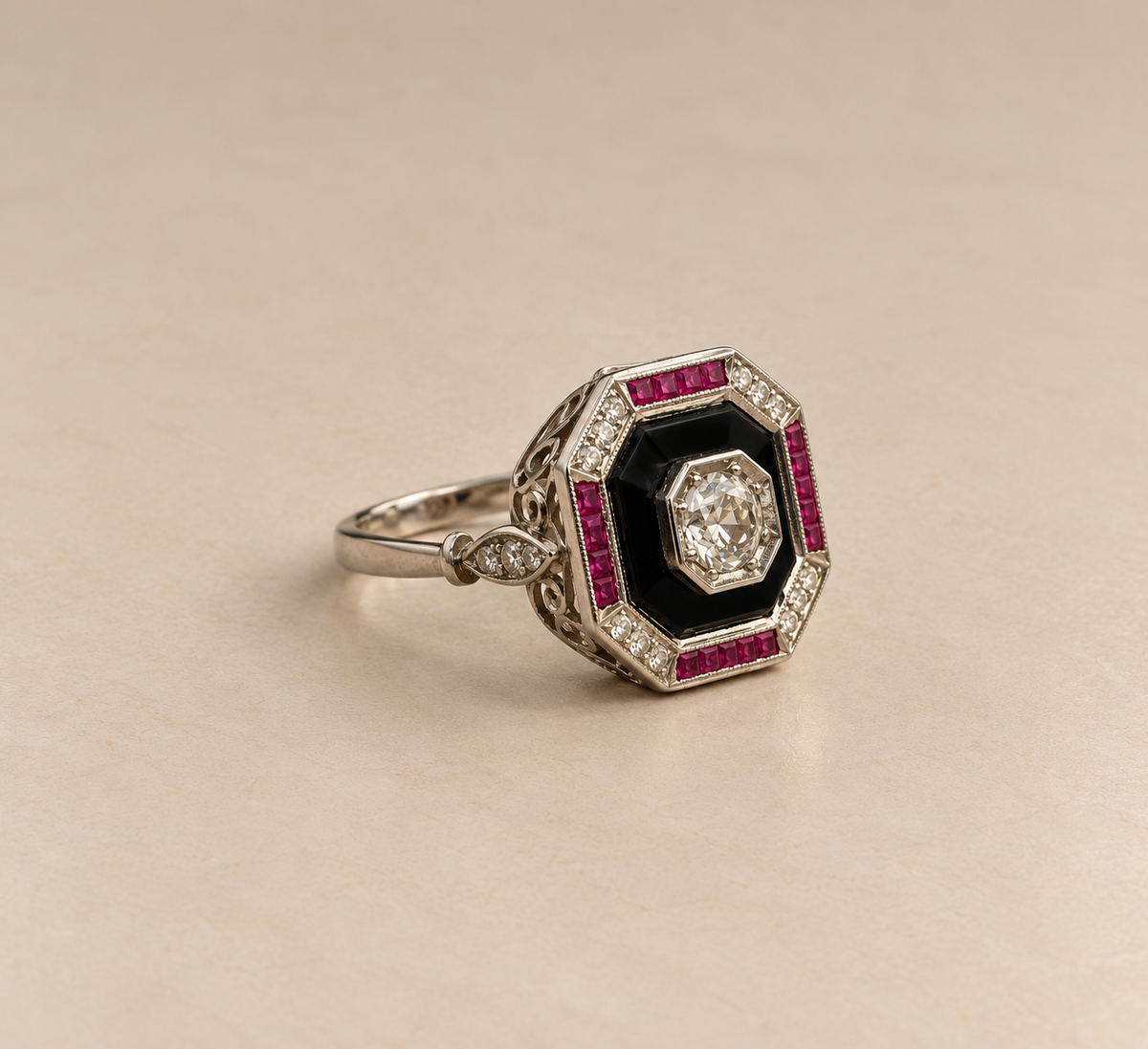 Anello art Déco con onice e rubini