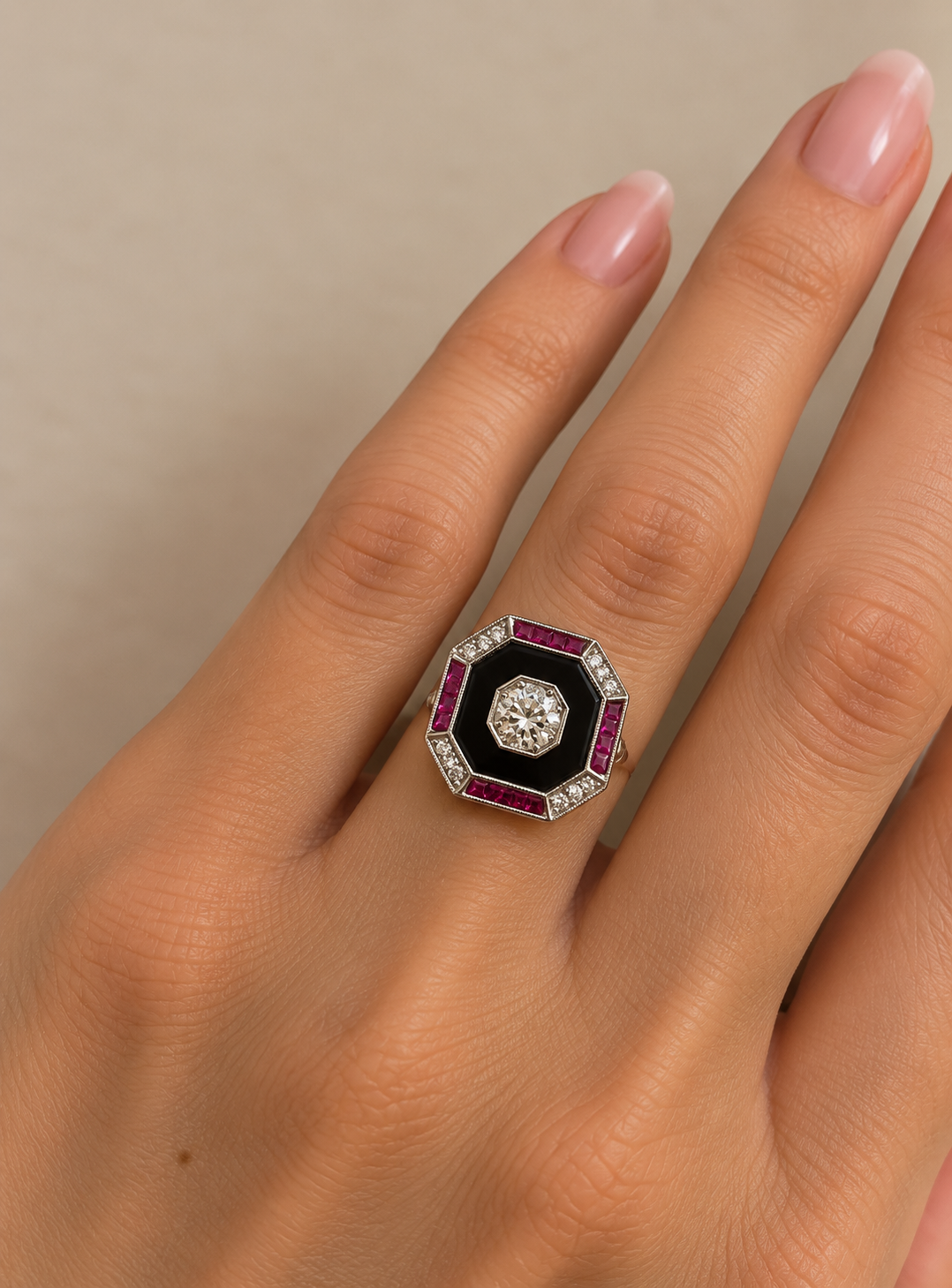 Anello art Déco con onice e rubini
