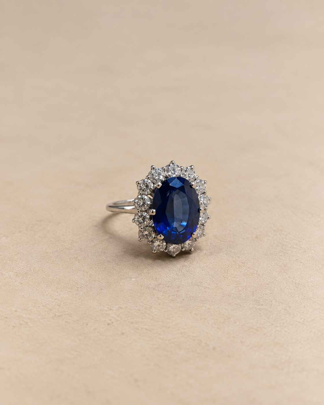 Anello con zaffiro e diamanti