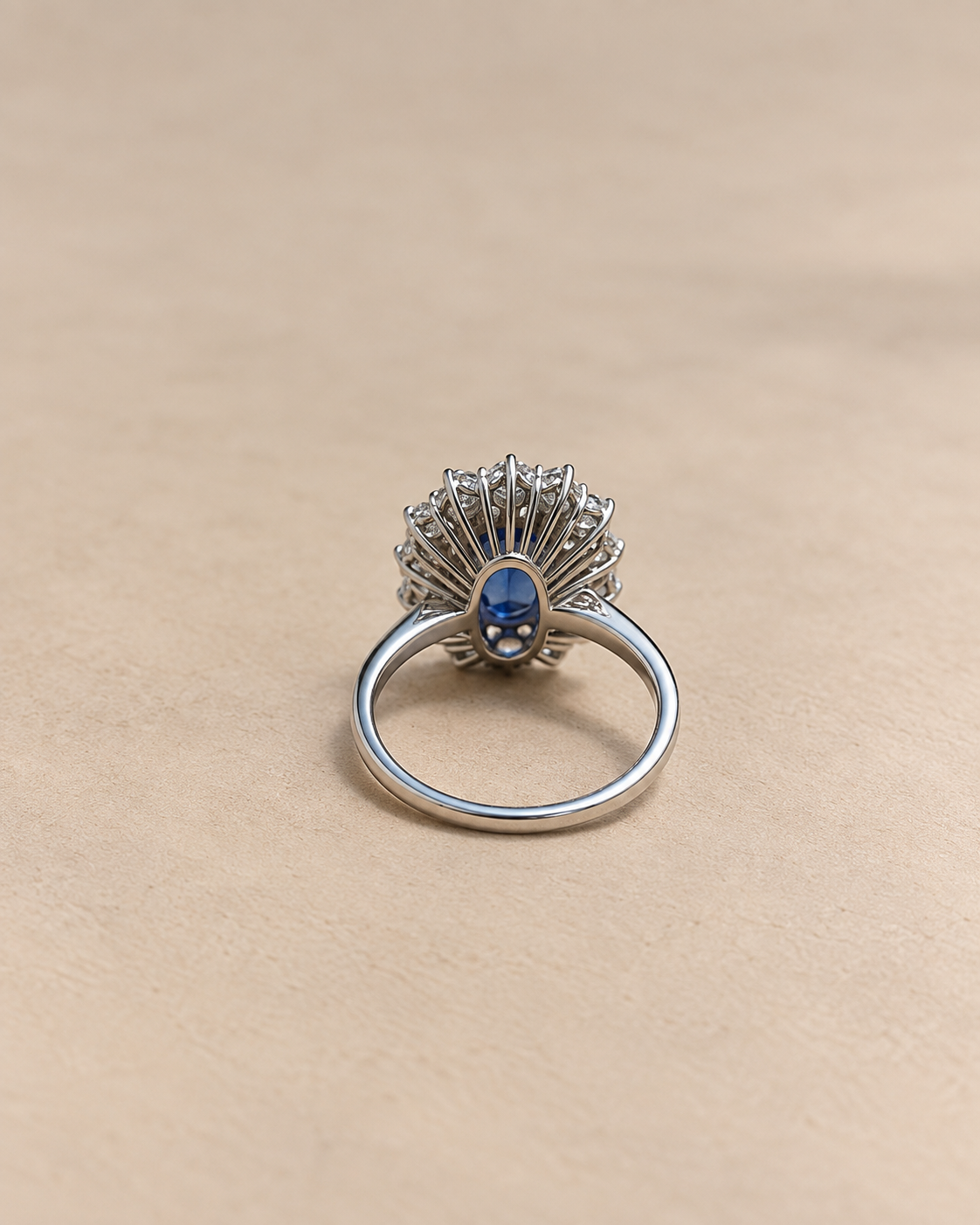Anello con zaffiro e diamanti