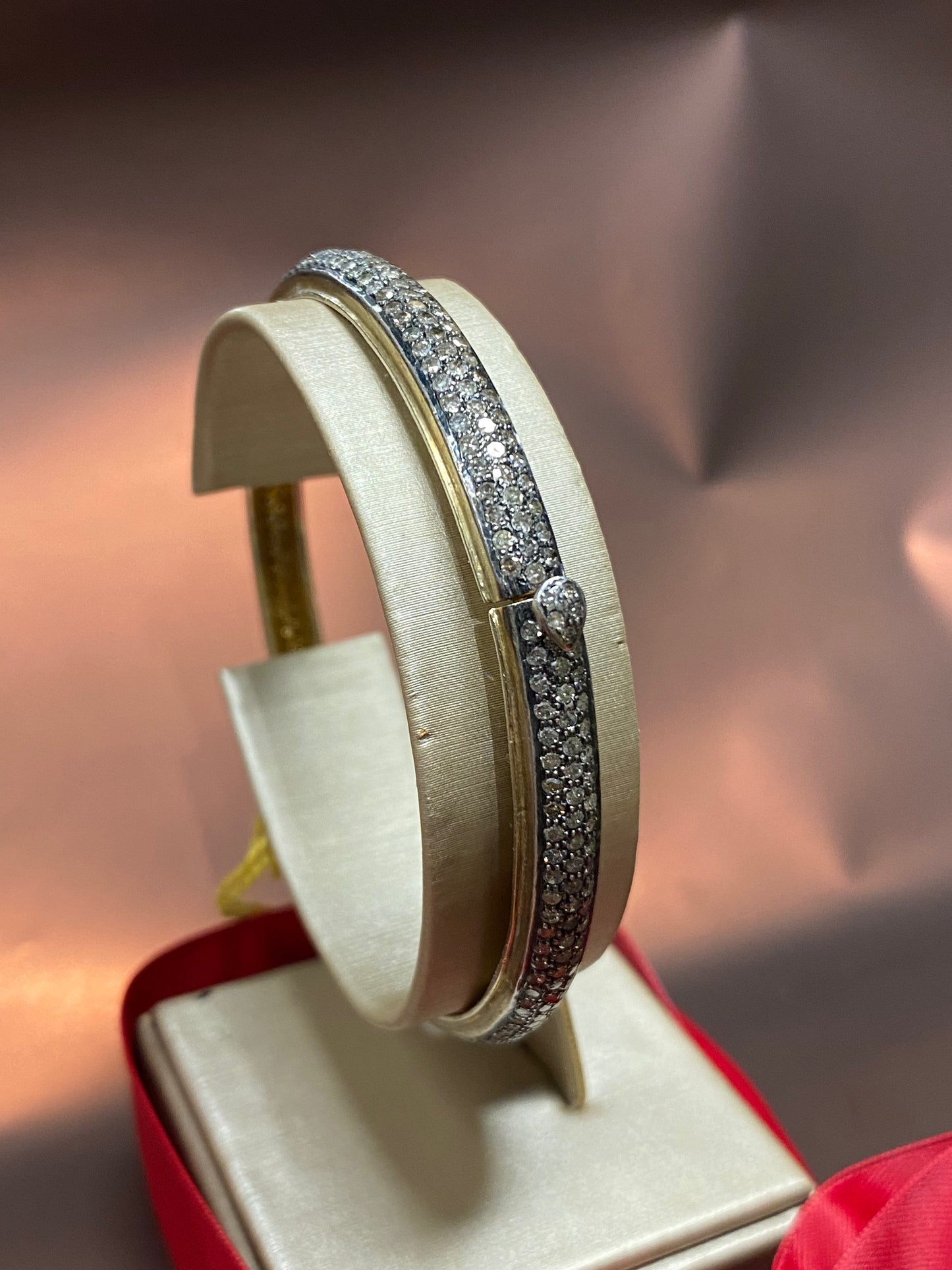 Bracciale bangle con diamanti
