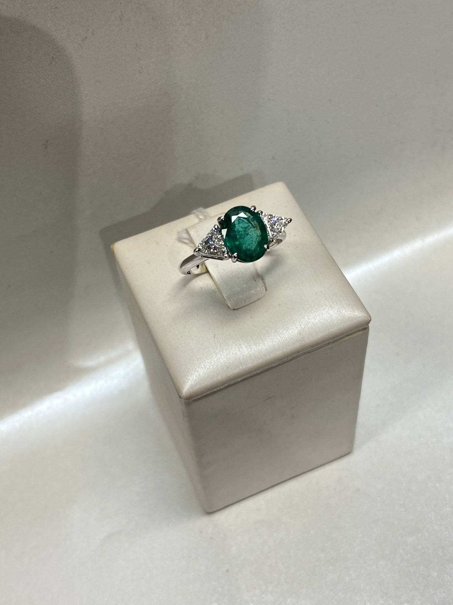 Anello smeraldo e Diamanti triangolari