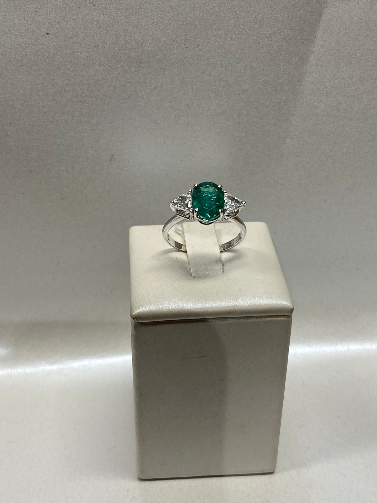 Anello smeraldo e Diamanti triangolari